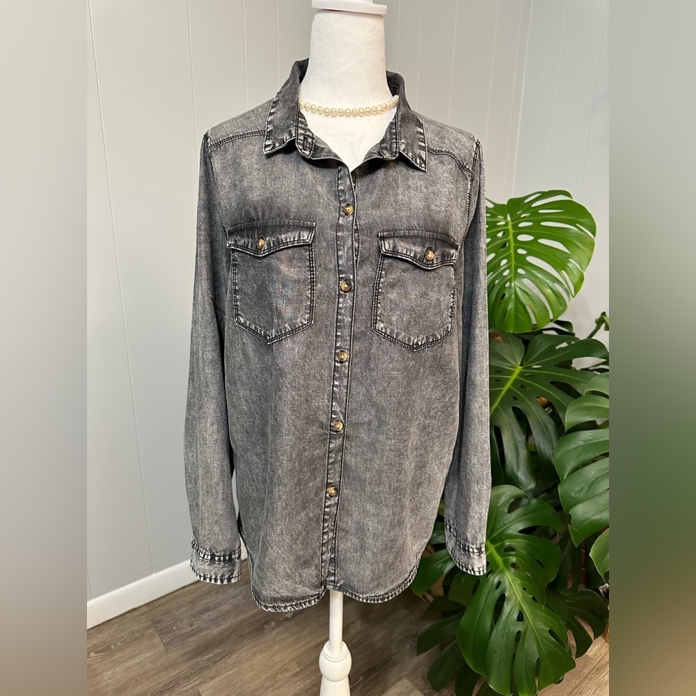 🛍️ men Vigoss fade black button down shirt 
Size : “check the measurements”
